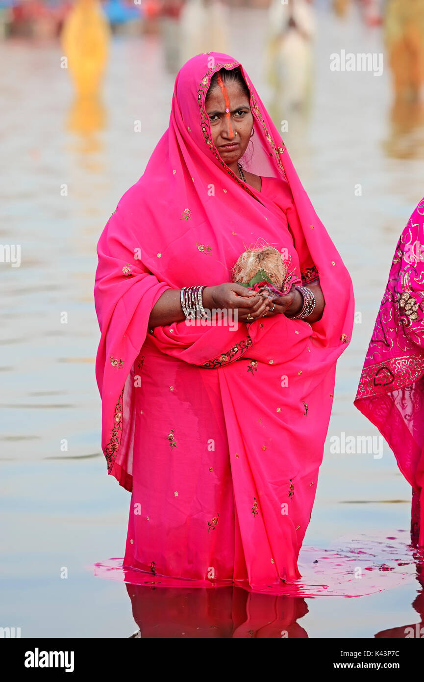 Hinduistische Frau am Chhath Festival, New Delhi, Indien | Hindu-Frau beim hinduistischen Chhath Fest, Neu-Delhi, Indien Stockfoto