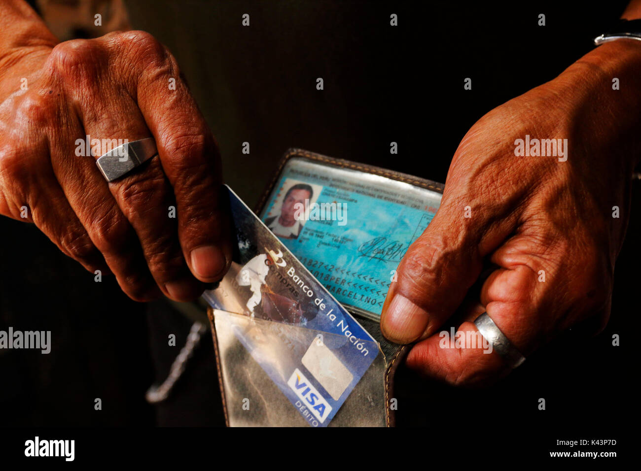 Huancayo. 21. Dezember 2015 - Hände nehmen Karte und Personalausweis Stockfoto
