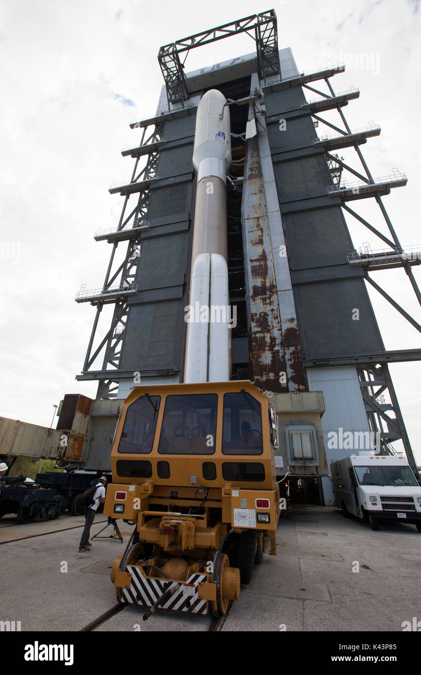 Die United Launch Alliance Atlas V Rakete beginnt von der Cape Canaveral Air Force Station Fahrzeug Integration Center in der Vorbereitung für die bevorstehende Markteinführung November 18, 2016 in Cape Canaveral, Florida zu Rollout. Die Trägerrakete wird NASA/NOAA-geht-R Satelliten in die Umlaufbahn schicken. (Foto von Ben Smegelsky über Planetpix) Stockfoto