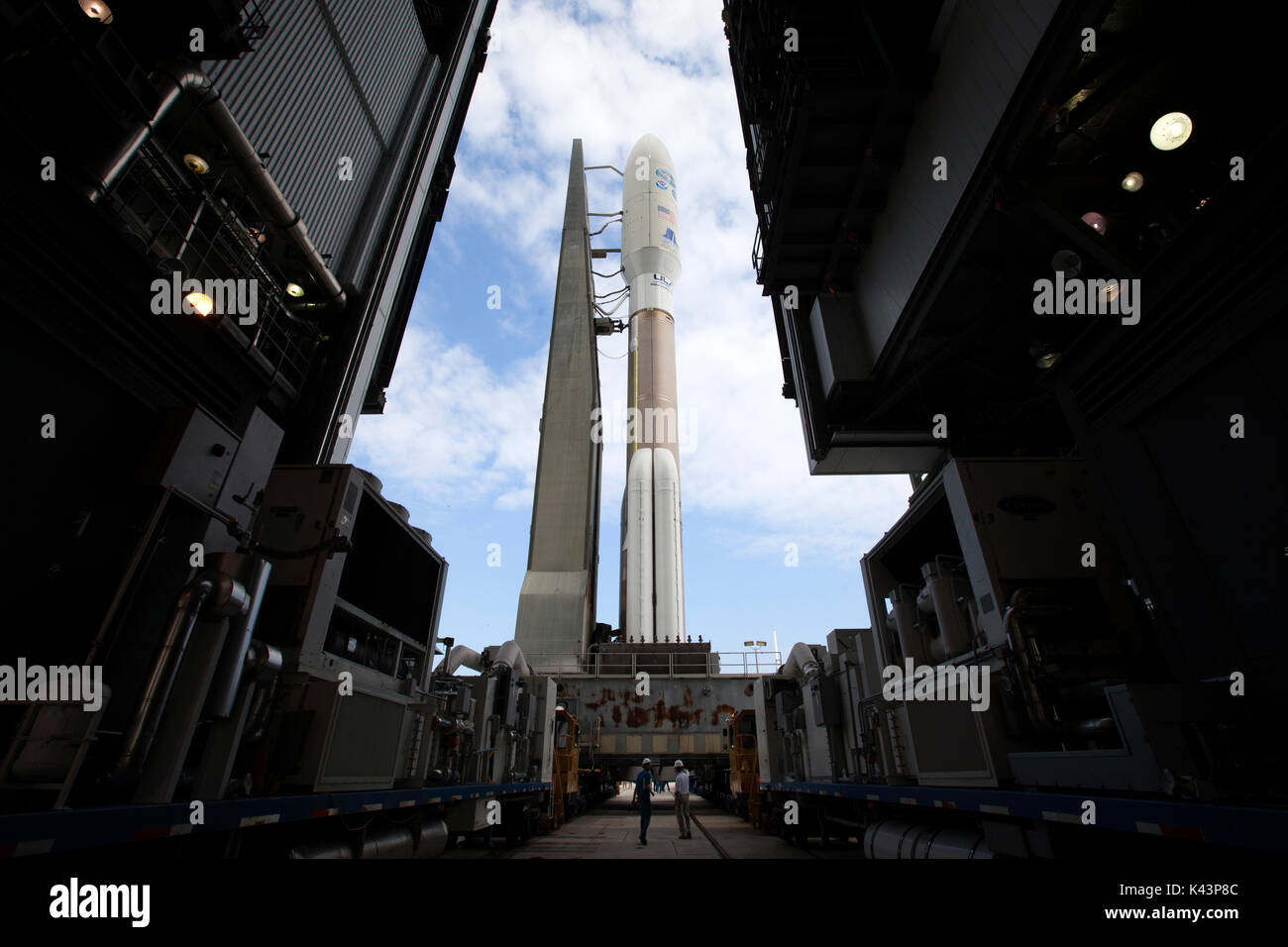 Die United Launch Alliance Atlas V Rakete beginnt von der Cape Canaveral Air Force Station Fahrzeug Integration Center in der Vorbereitung für die bevorstehende Markteinführung November 18, 2016 in Cape Canaveral, Florida zu Rollout. Die Trägerrakete wird NASA/NOAA-geht-R Satelliten in die Umlaufbahn schicken. (Foto von Ben Smegelsky über Planetpix) Stockfoto