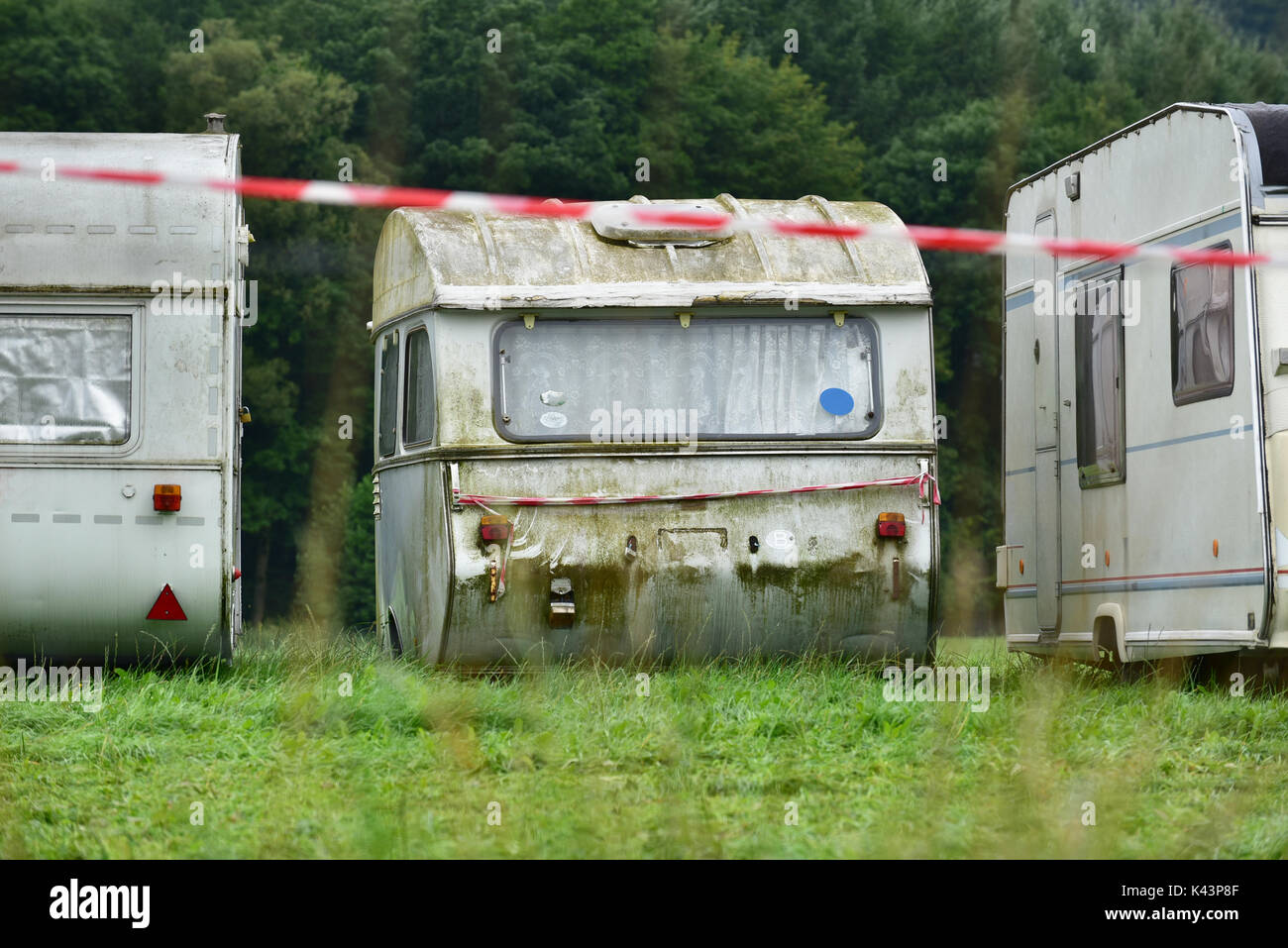 Heruntergekommenen Wohnwagen auf einem Wohnwagen Parken in den Belgischen Ardennen. Stockfoto