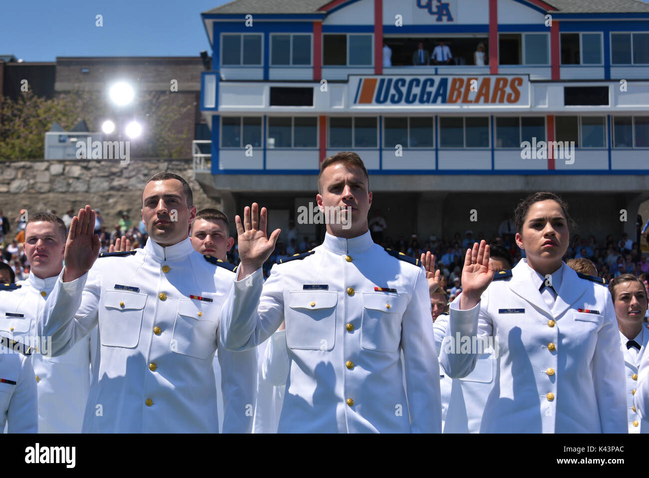 U.S. Coast Guard fähnriche nehmen den Amtseid während der U.S. Coast Guard Academy Anfang Zeremonie 17. Mai 2017 in New London, Connecticut. (Foto von PO2 Patrick Kelley über Planetpix) Stockfoto