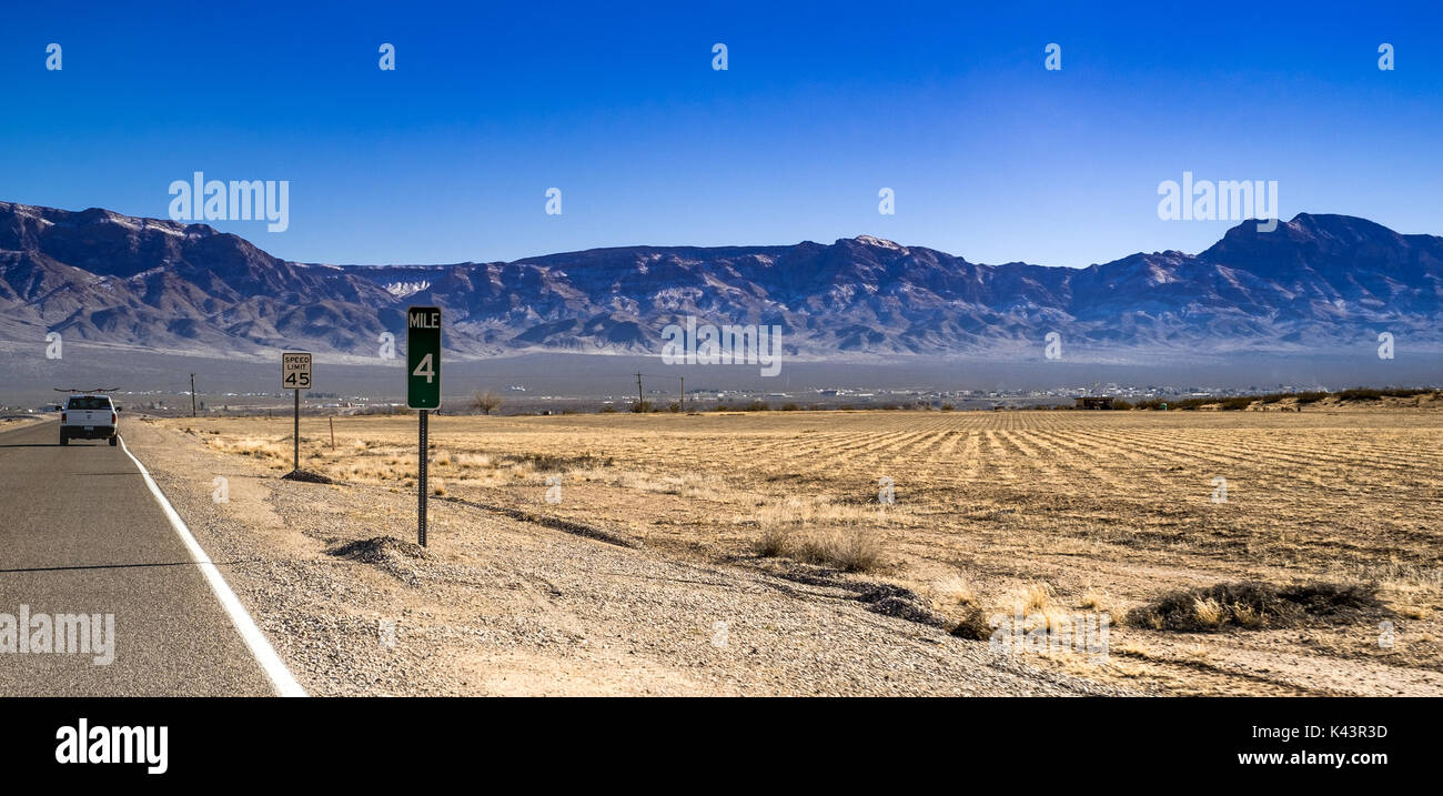 Auf der Straße Ansicht von Nevada ariden Land im Winter Stockfoto