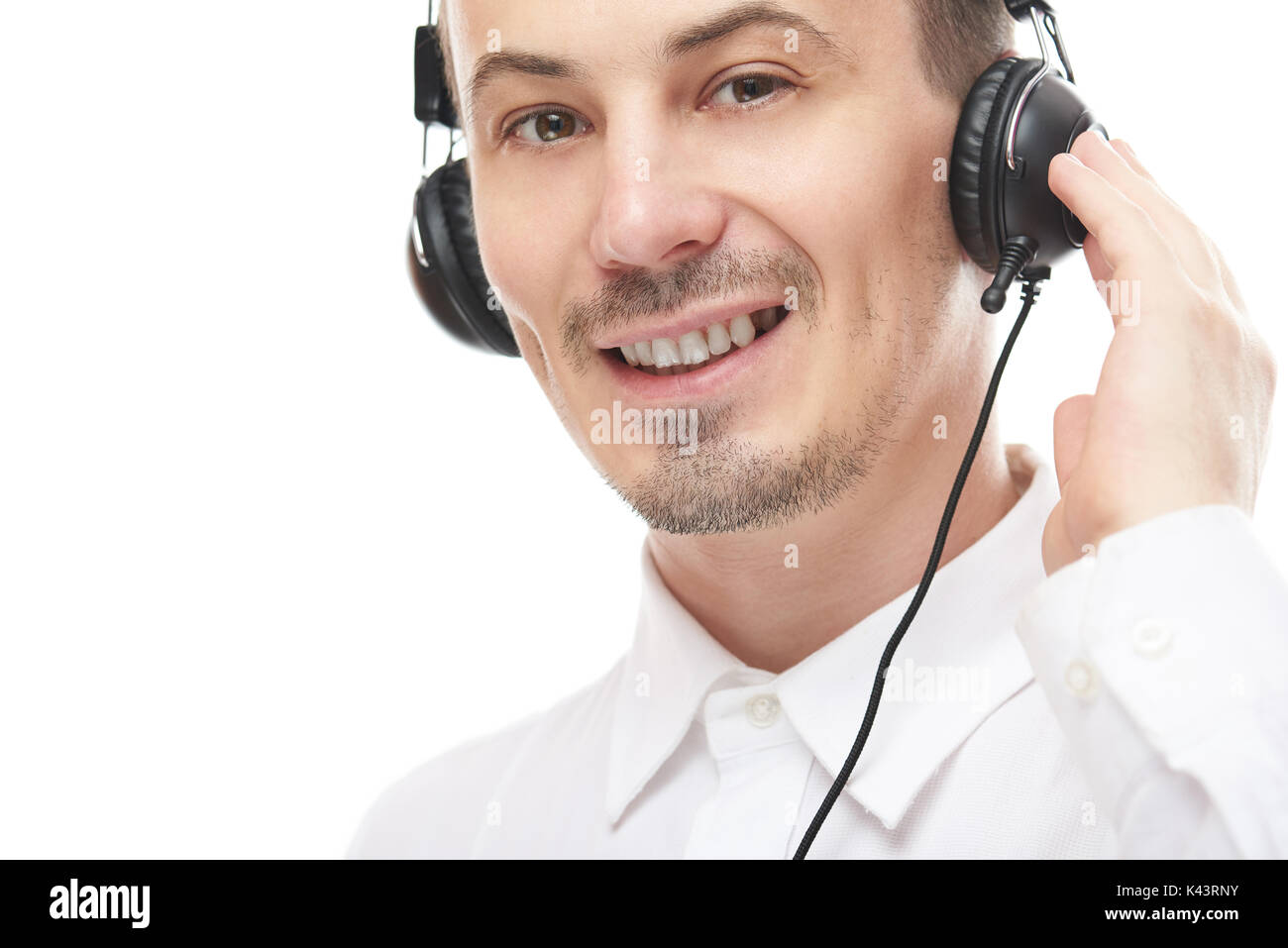 Glückliches Gesicht der Call Center Mitarbeiter. Mann Hilfe online Stockfoto