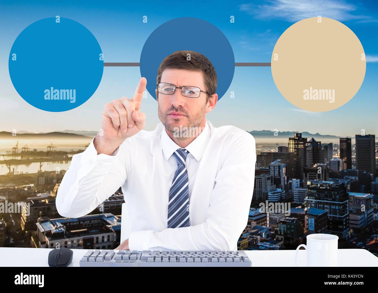 Digital composite der Geschäftsmann und bunte Mind Map über die Stadt Hintergrund Stockfoto