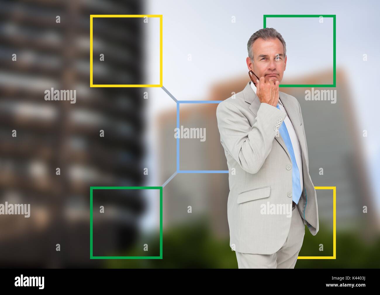 Digital composite der Geschäftsmann und bunte Mind Map über die Stadt Hintergrund Stockfoto