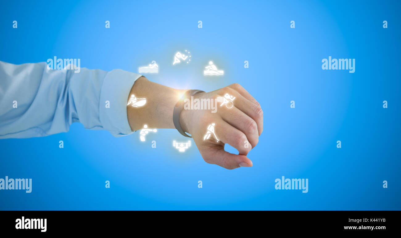 7/8 der Menschen Hand tragen fitness Band vor blauem Hintergrund Stockfoto