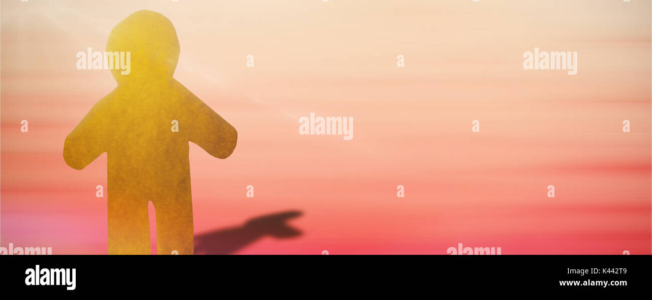 Kleine gelbe Mann gegen orange und gelb abstrakte Hintergründe Stockfoto