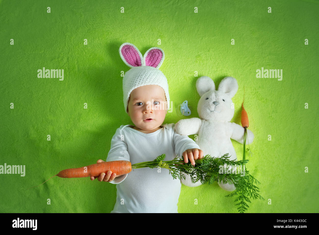 Baby Kaninchen Hut Essen Karotte Stockfoto