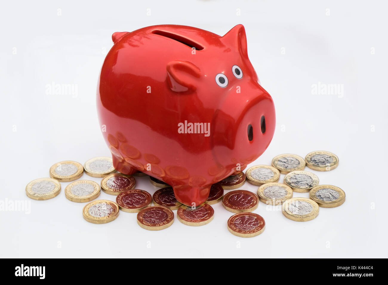 Sparschwein Stil Geld Box mit britischen Pfund Sterling Geld Münzen Stockfoto