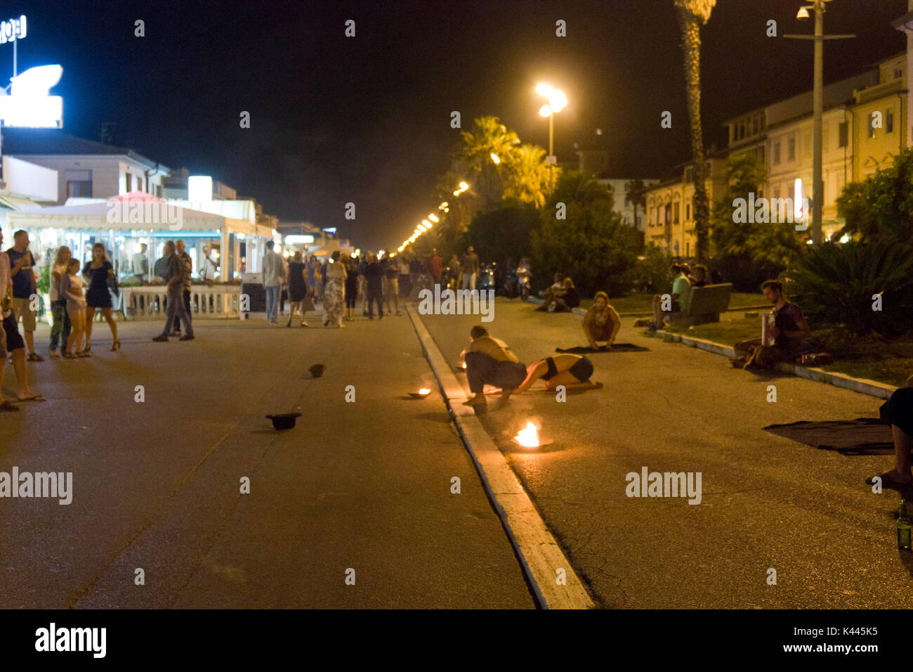 VIAREGGIO, Italien - 16 AUGUST 2015: Feuershow in der Nacht bei Viareggio Strandpromenade Stockfoto