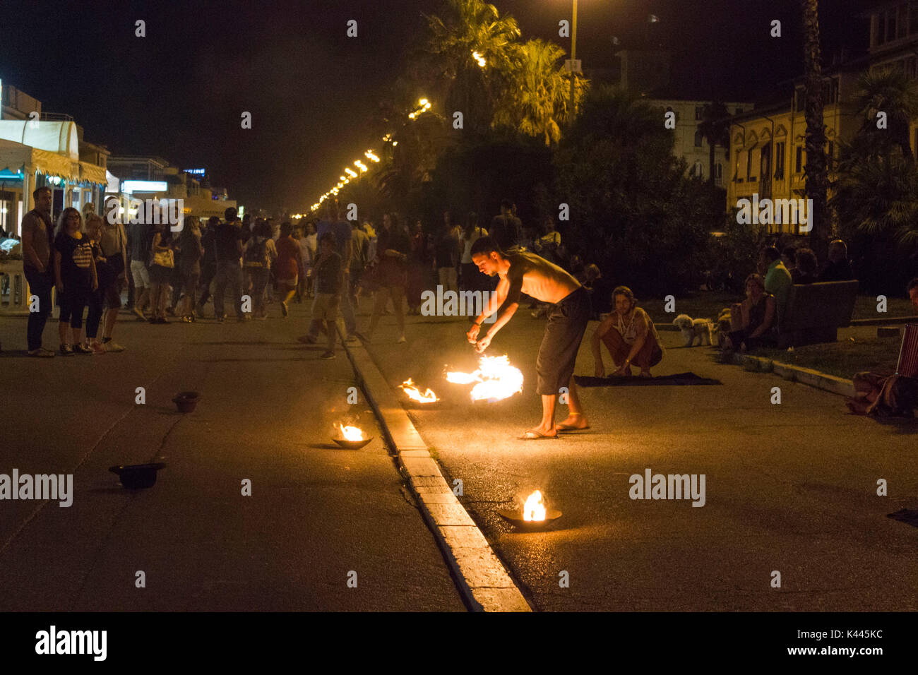 VIAREGGIO, Italien - 16 AUGUST 2015: Feuershow in der Nacht bei Viareggio Strandpromenade Stockfoto