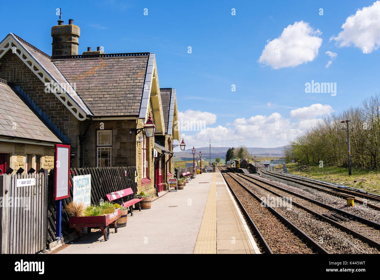 Personenzug gestoppt bei Ribblehead Station an carlise Bahnstrecke vereinbaren. Yorkshire Dales National Park West, North Yorkshire England Großbritannien Stockfoto