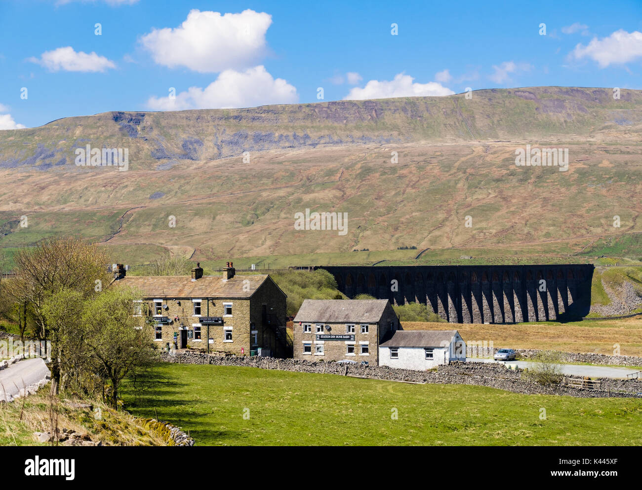 Station Inn frei Haus Pub und einem Etagenbett Scheune mit ribblehead Viadukt unterhalb Whernside. Ribblehead Yorkshire Dales National Park North Yorkshire England Großbritannien Stockfoto