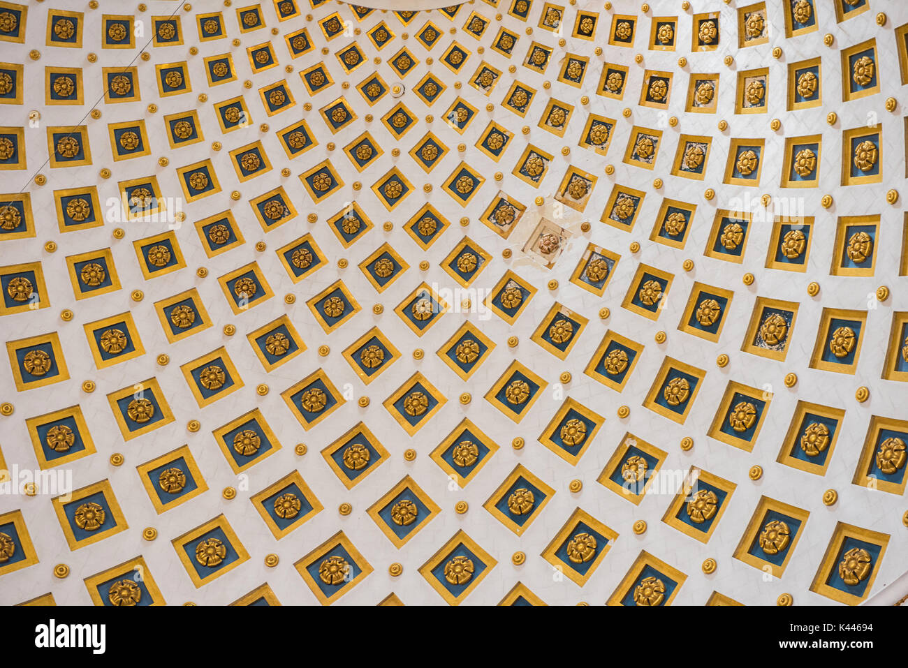 Interior Detail der Kuppel des Rotunda von Mosta (Kirche der Himmelfahrt der Jungfrau Maria), Malta. Die Kuppel ist der drittgrößte nicht unterstützte Dome in t Stockfoto