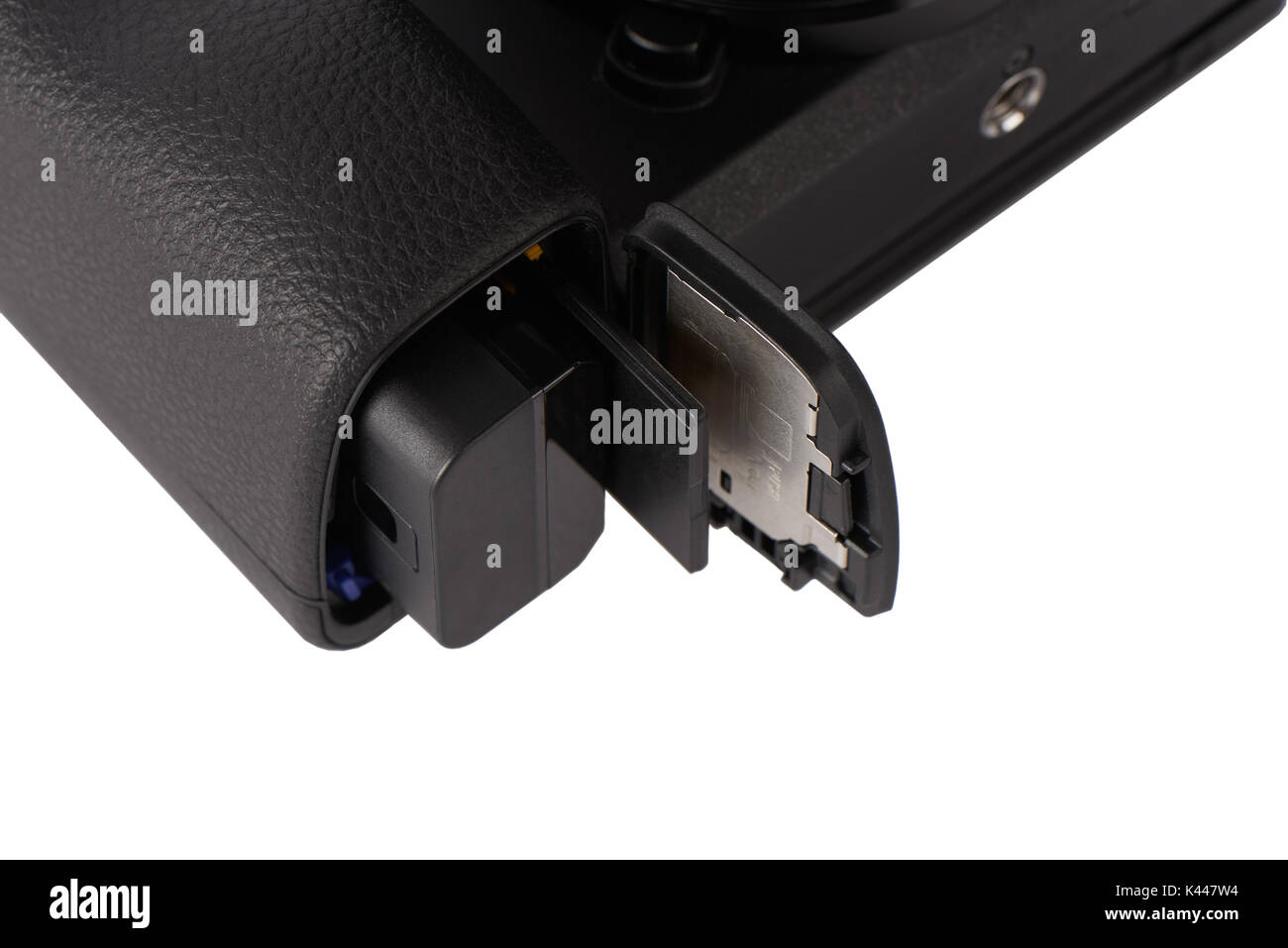 Nahaufnahme von Batterie- und SDXC-Speicherkarte in die Kamera geöffnet Steckplatz, isoliert auf Weiss. Stockfoto