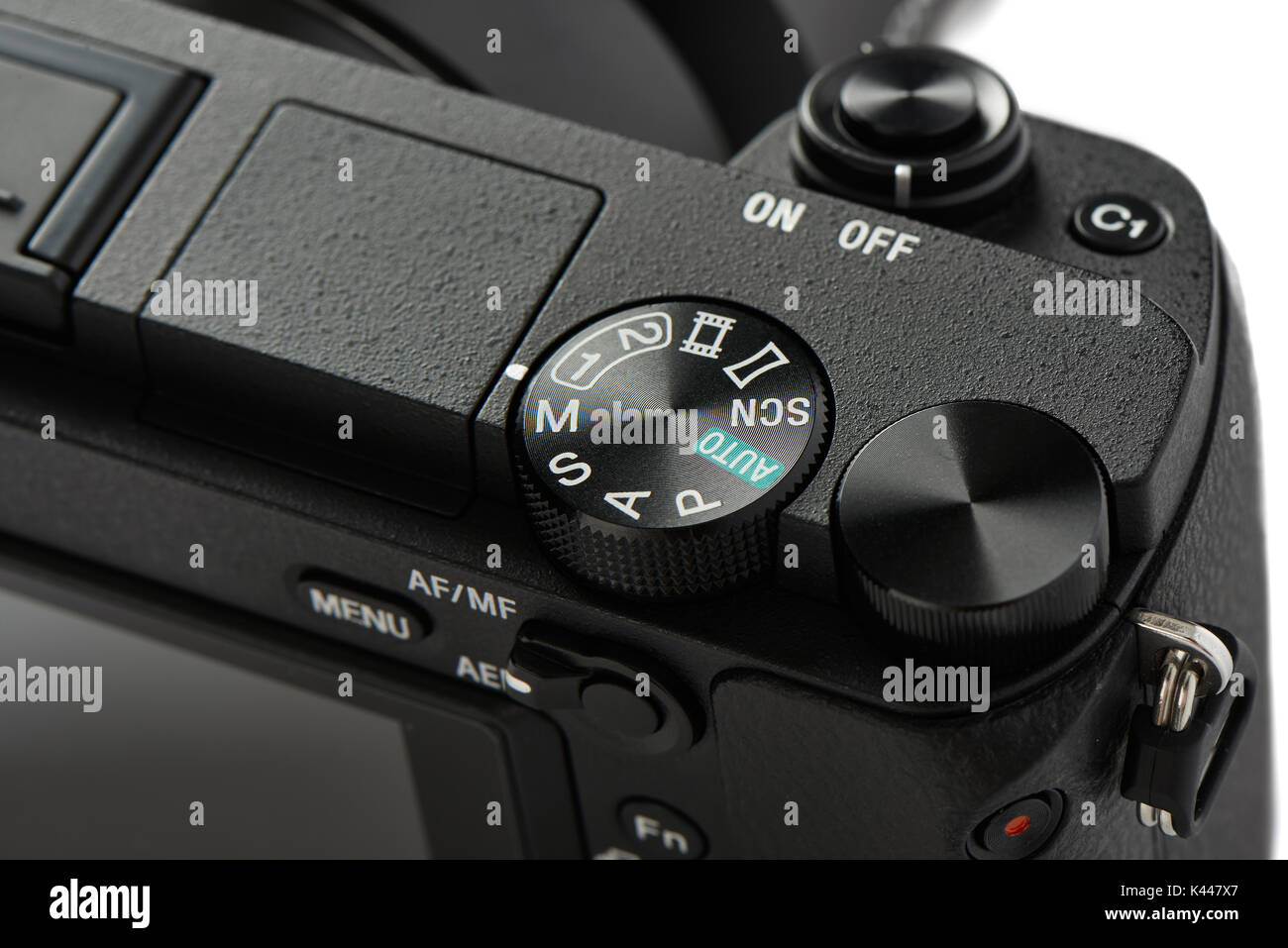 Nahaufnahme des Modus Auswahlknopf auf einer spiegellosen Kamera, isoliert auf Weiss. Stockfoto