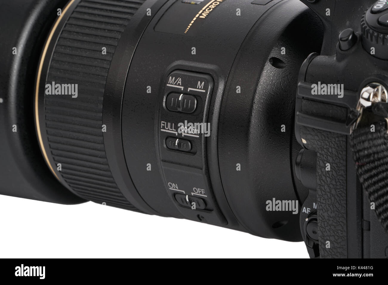 Nahaufnahme des Autofokus und manueller Fokus, Fokus Bereich Endschalter und Stabilisator Schalter an einer DSLR-Kamera. Stockfoto