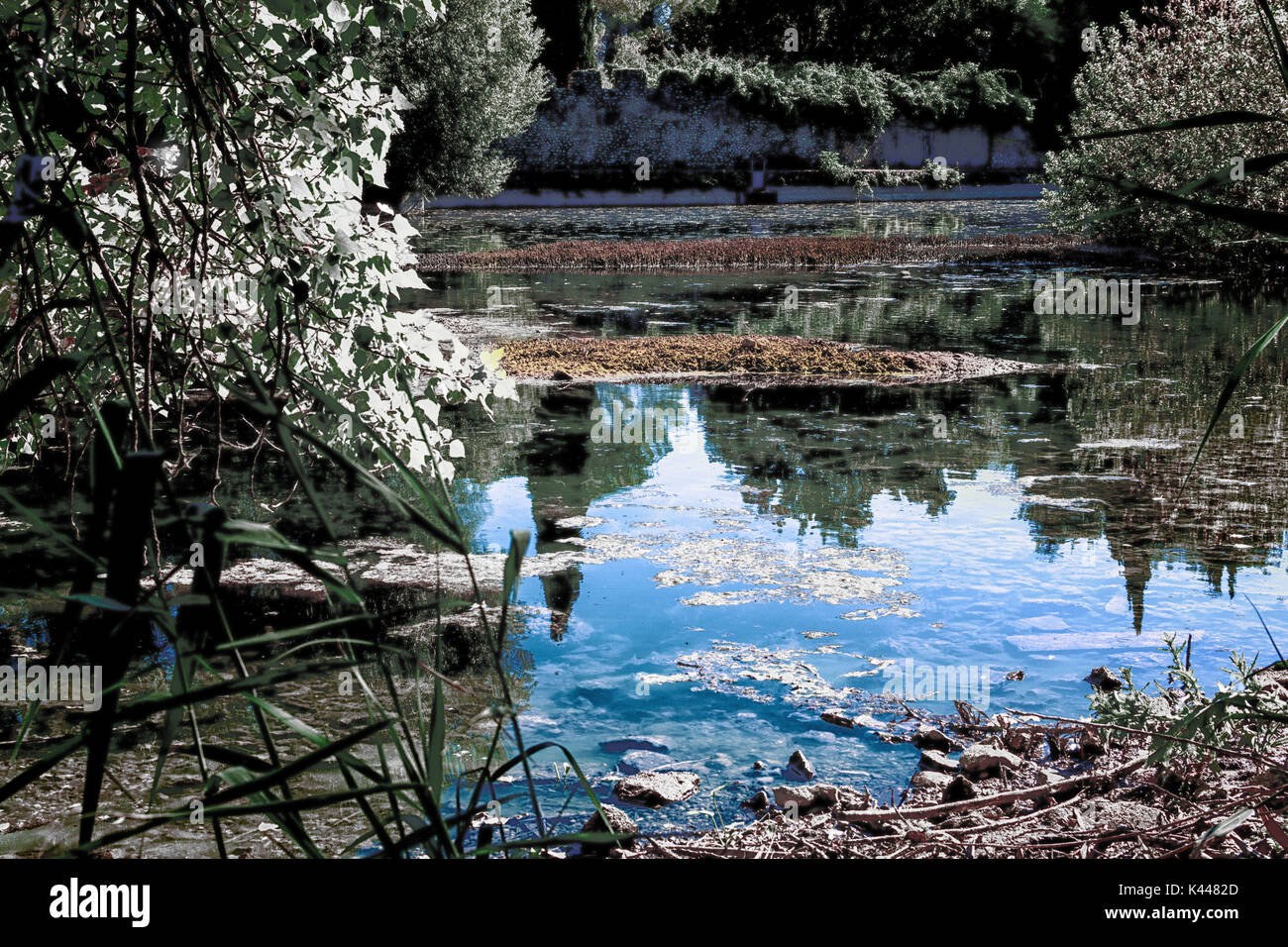 Reflexionen über die ninfa Gewässern Stockfoto