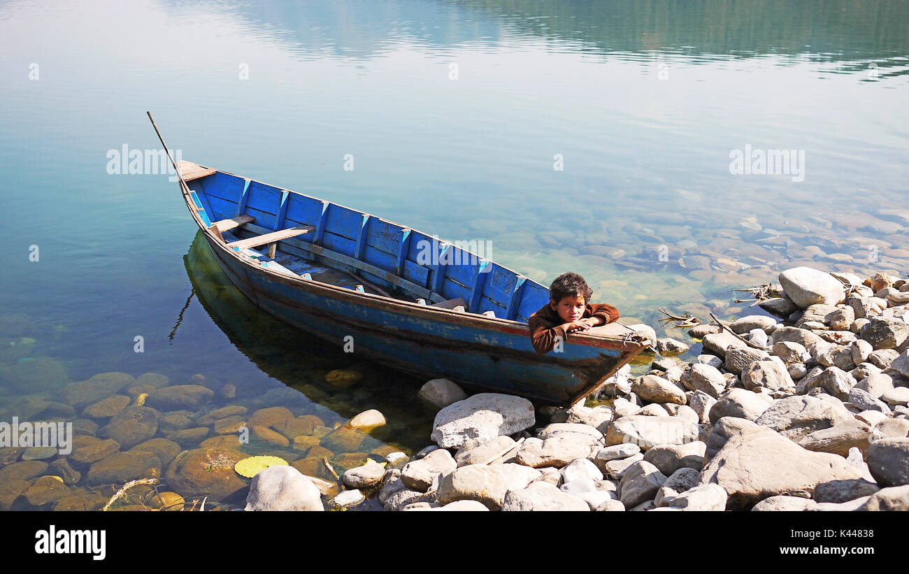 Junge auf dem Boot in Pokhara Lake Stockfoto