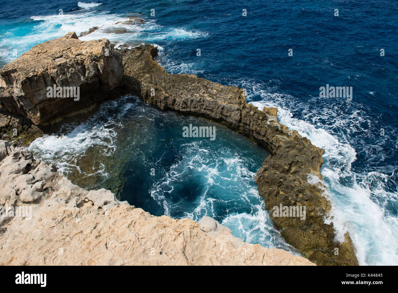 Felsige Küste und Meer. Blue Hole und die Kollabierten Azure Window in Dwejra Bay, Insel Gozo, Malta Stockfoto