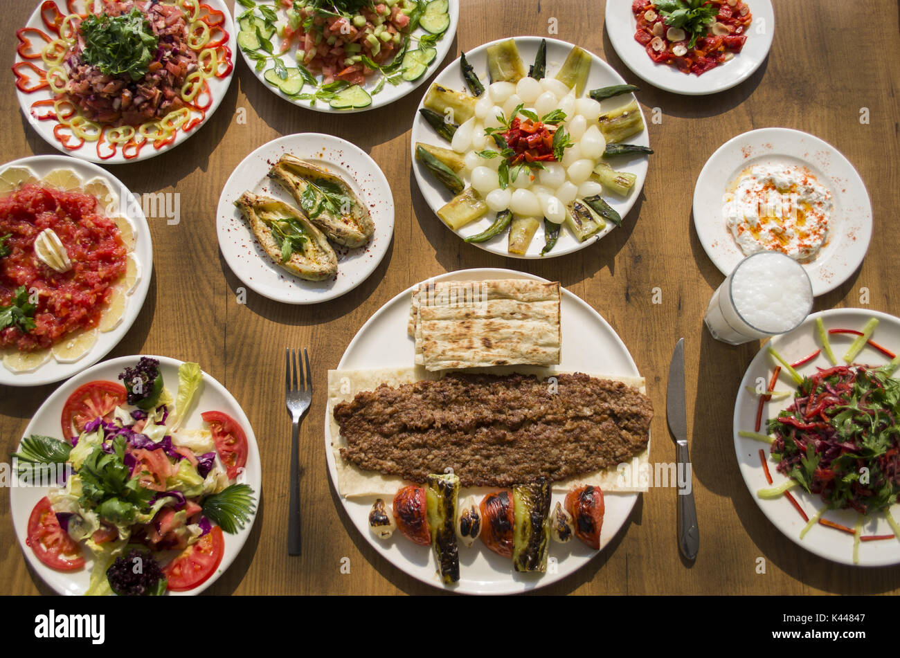 Adana Kebab; gesunde und frische Salat Sorten und Appetizer auf hölzernen Tisch Stockfoto