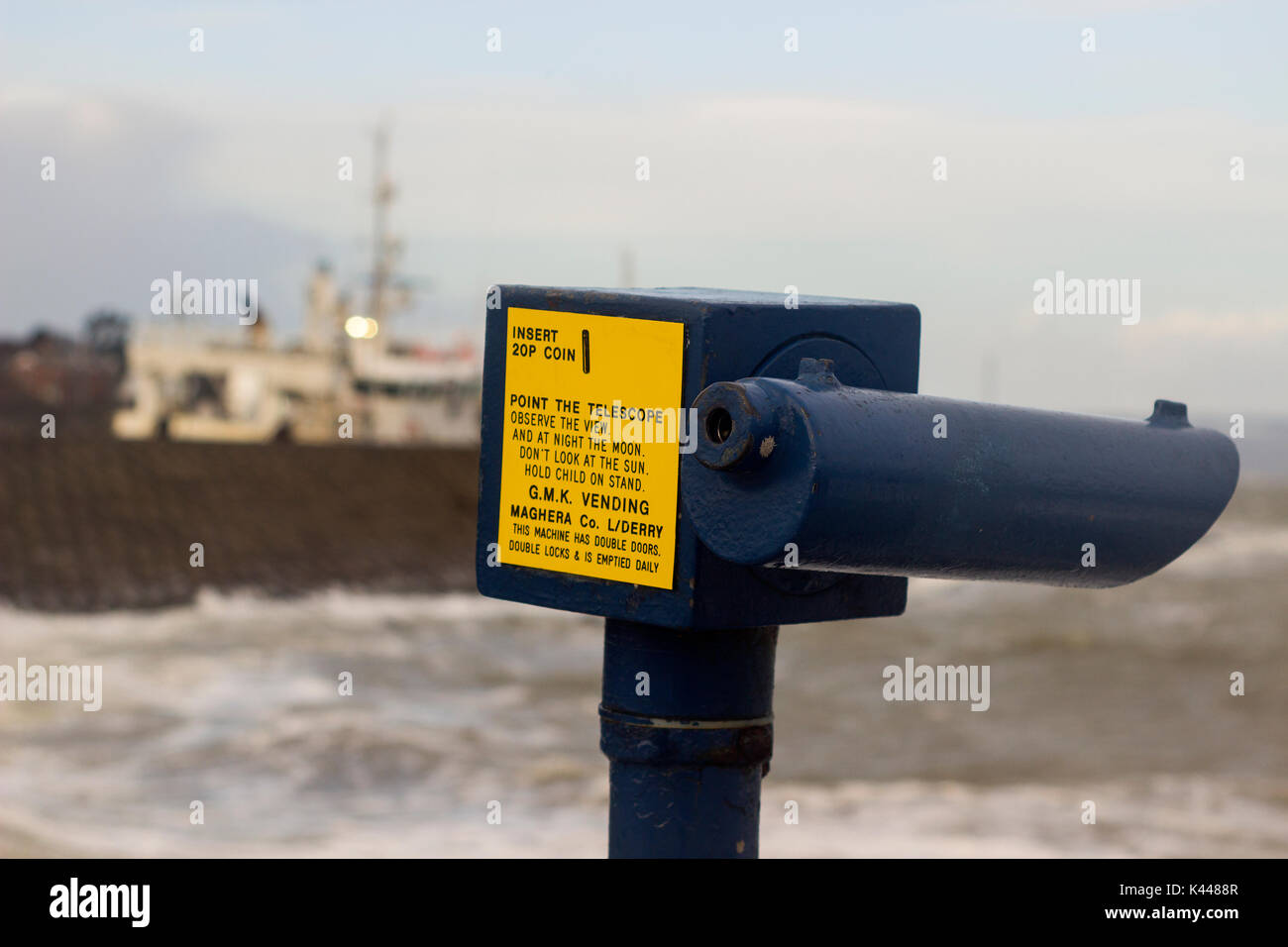 Eine Nahaufnahme eines Münzautomaten Teleskop in eine starke Metallgehäuse auf der North Pier in Bangor County Down Stockfoto