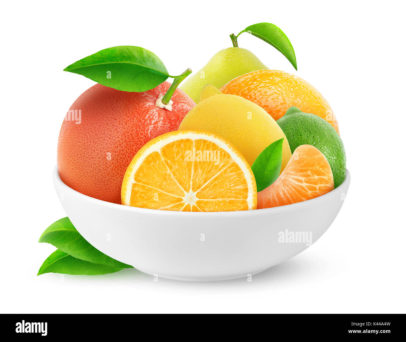 Isolierte Zitrusfrüchte. Stapel der Zitrusfrüchte (Orangen, Zitronen, Limonen, Grapefruit, Tangerine, pomelo) in Keramik Schüssel auf weißem Hintergrund mit c Stockfoto