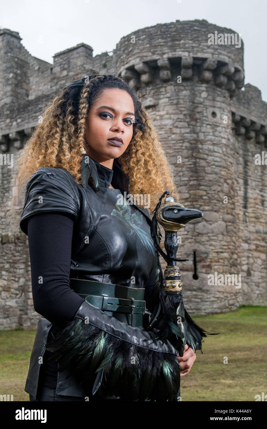 Bild: CBBC-Abenteuershow für Kinder Raven filmt in craigmillar Castle, Aisha Toussaint als Raven Stockfoto