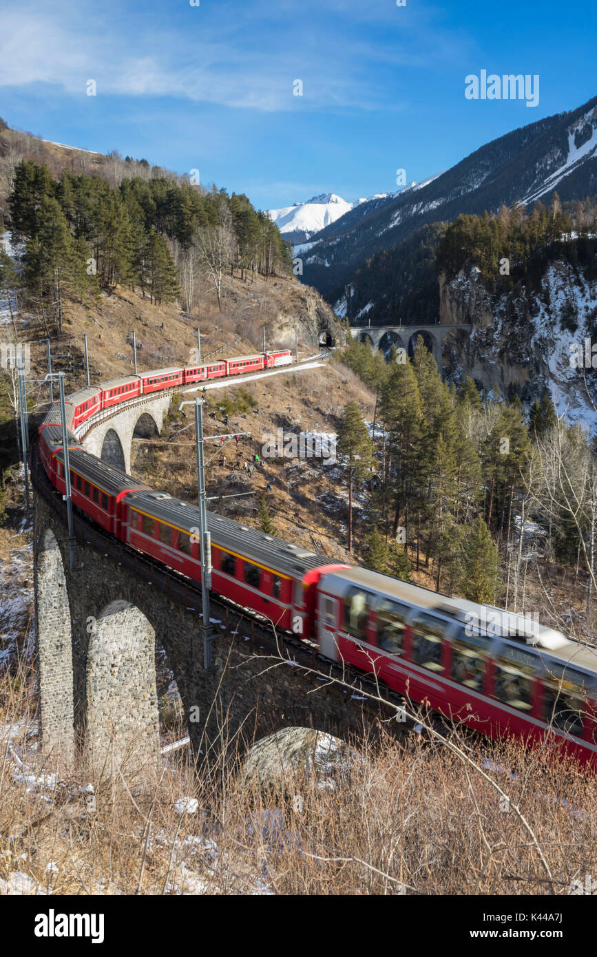 Filisur, Schweiz. Der rote Zug weg laufen auf dem Viadukt. Stockfoto