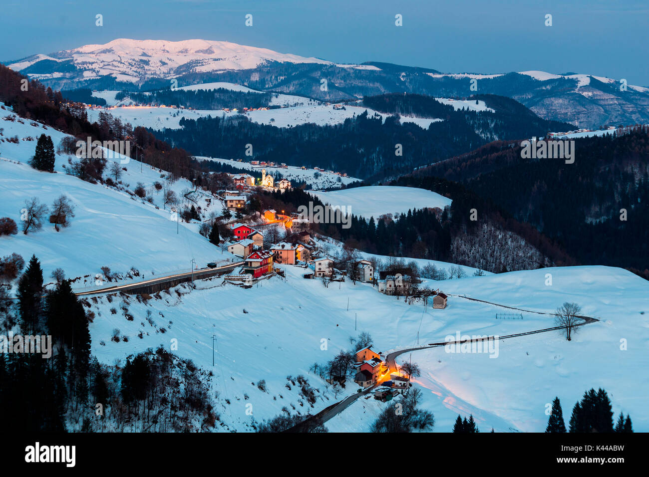 Dorf, Campanella, Gallio, Hochebene von Asiago in der Provinz Vicenza, Venetien, Italien. Bergdorf im Winter Stockfoto