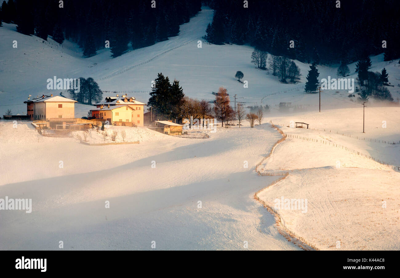 Alten Scheunen, Hochebene von Asiago, Provinz Vicenza, Italien, Europa. Alte Rinder Scheunen im Nebel. Stockfoto