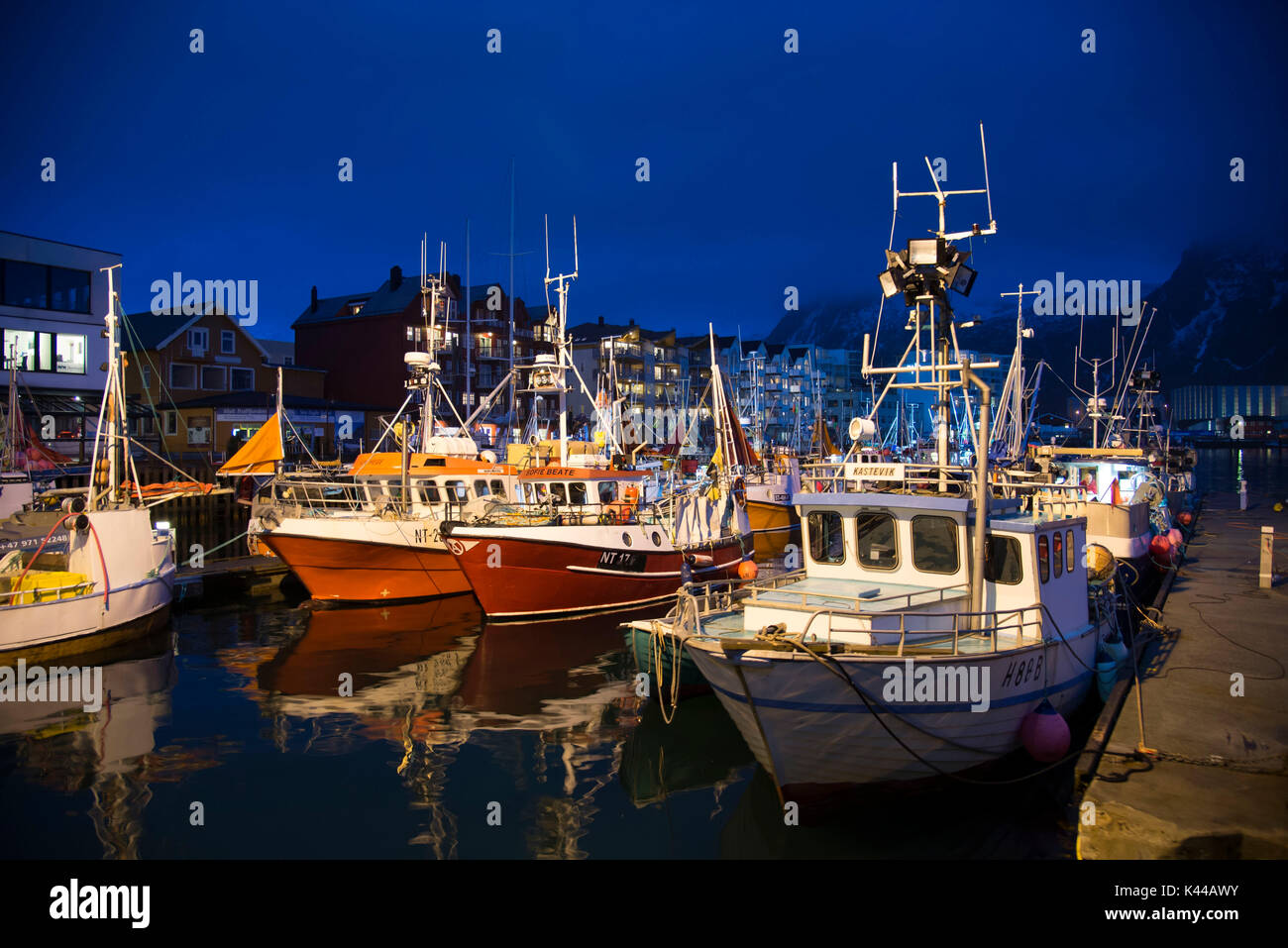 Anzeigen von Svolvaer Hafen bei Nacht. Eines der größeren Länder der Lofoten in Norwegen. Stockfoto
