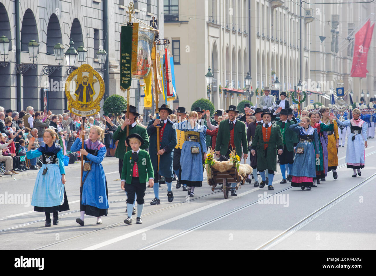 Das Oktoberfest in München ist der weltweit größte Bierfest und öffentliche Eröffnung Parade 9000 Teilnehmer mit Bands und Pferde Stockfoto