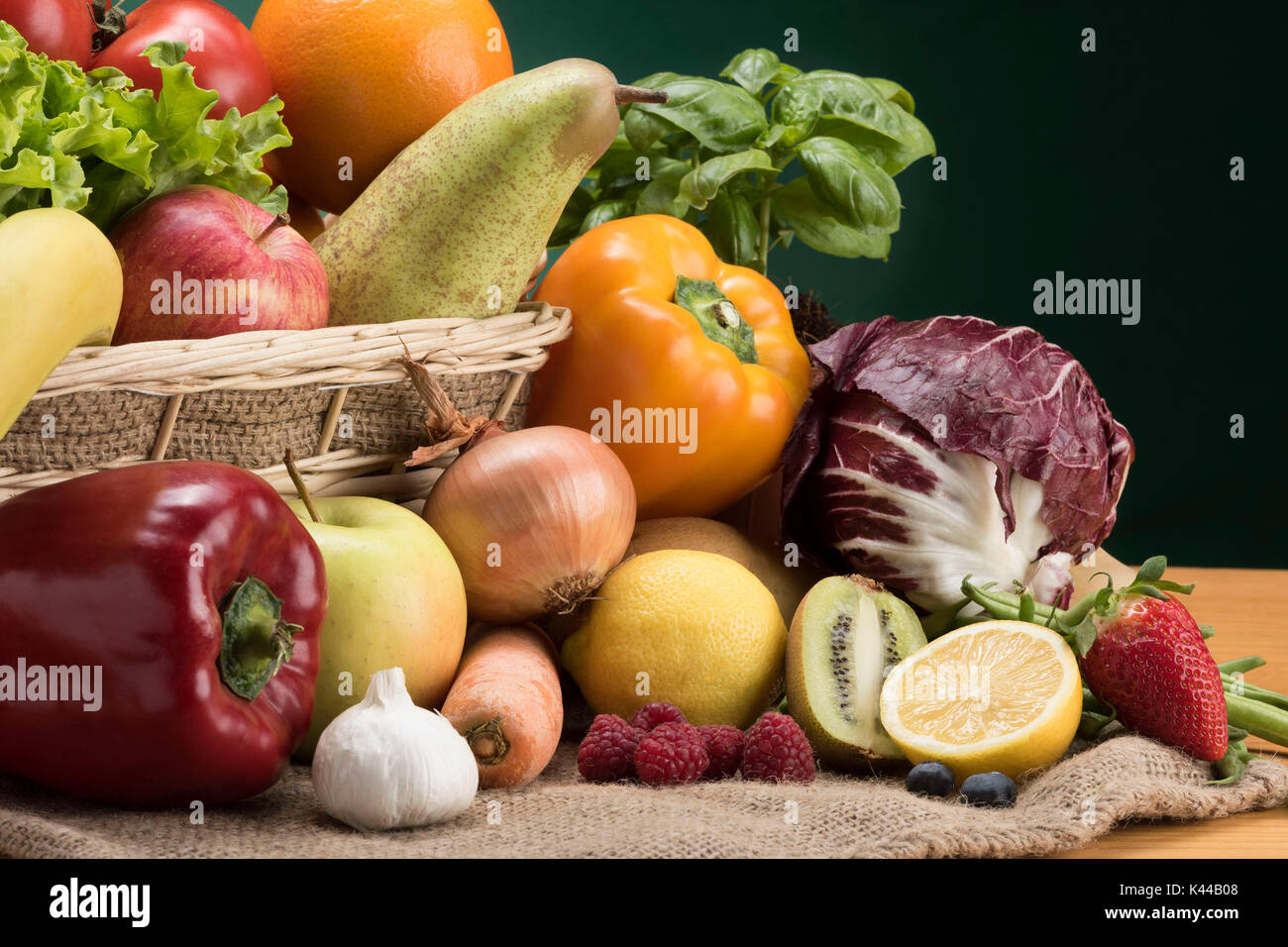 Gemüse, Korb mit Gemüse, Lebensmittel, Stilleben, Obst und Gemüse, Obst, Früchte und Gemüse, Stockfoto