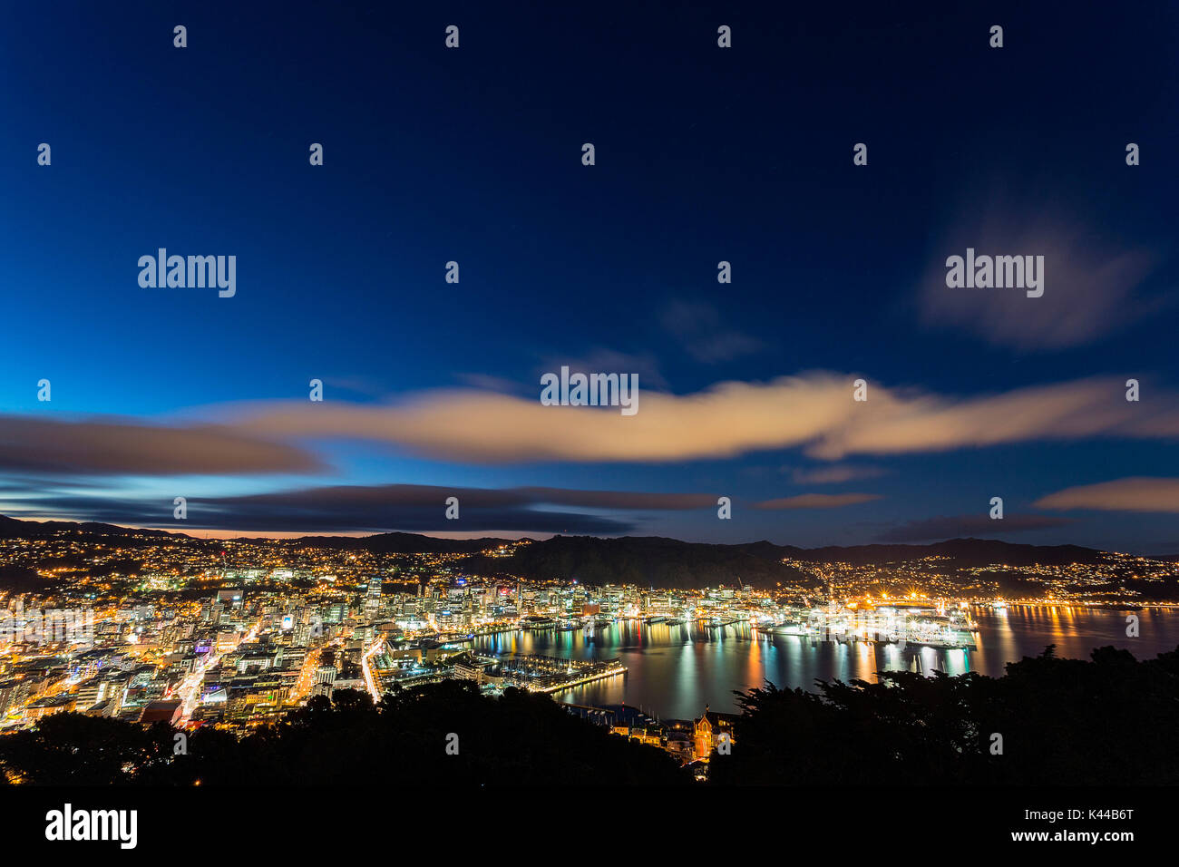 Am Abend kommt auf den Hafen von Wellington. Neuseeland Stockfoto