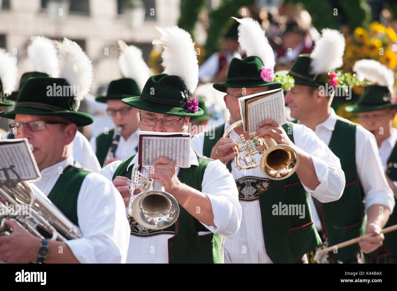 Das Oktoberfest in München ist der weltweit größte Bierfest und öffentliche Eröffnung Parade 9000 Teilnehmer mit Bands und Pferde Stockfoto