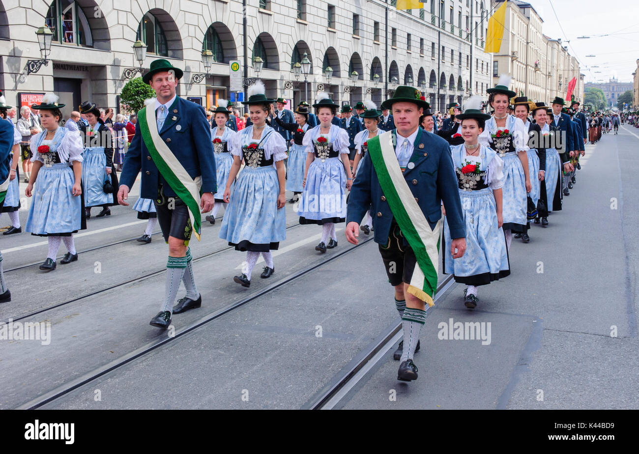 Das Oktoberfest in München ist der weltweit größte Bierfest und öffentliche Eröffnung Parade 9000 Teilnehmer mit Bands und Pferde Stockfoto