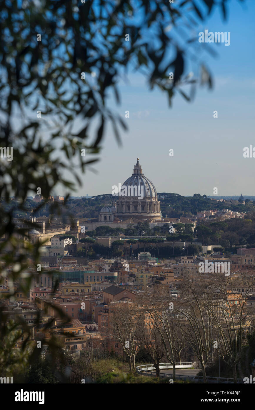 Rom, Latium, Italien. Der St. Peter Basilika von Monte Mario gesehen Stockfoto