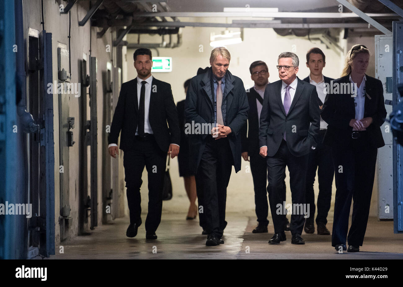 Berlin, Deutschland. 04 Sep, 2017. Gedenkstätte Direktor Hubertus Knabe (2-L) zeigt deutsche Innenminister Thomas de Maiziere (3-R) Um in der Gedenkstätte Hohenschönhausen des Staatssicherheitsdienstes der ehemaligen DDR in Berlin, Deutschland, 04. September 2017 Foto: Bernd von Jutrczenka/dpa/Alamy leben Nachrichten Stockfoto