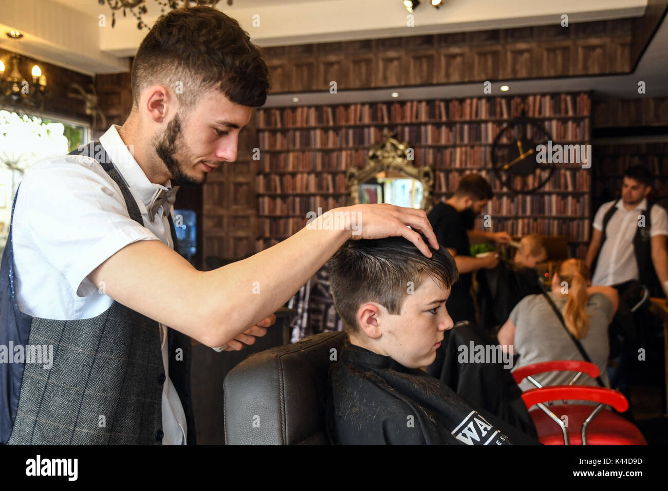 Montag, 4. September 2017 Die 6 HUB Friseur Carmarthen West Wales UK Zurück in der Schule die Haare schneiden, den letzten Tag der Sommerferien, und es ist an der Zeit, dass die Haare schneiden und Stockfoto