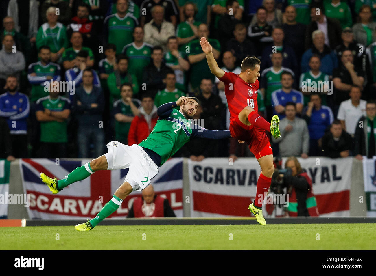 Belfast, Nordirland. 04 Sep, 2017. Conor McLaughlin in Nordirland von Jan Boril der Tschechischen Republik während der FIFA WM 2018 Qualifikation Gruppe C Match zwischen Nordirland und der Tschechischen Republik im Windsor Park verschmutzt ist am 4. September 2017 in Belfast, Nordirland. (Foto von Daniel Chesterton/phcimages.com) Credit: PHC Images/Alamy leben Nachrichten Stockfoto