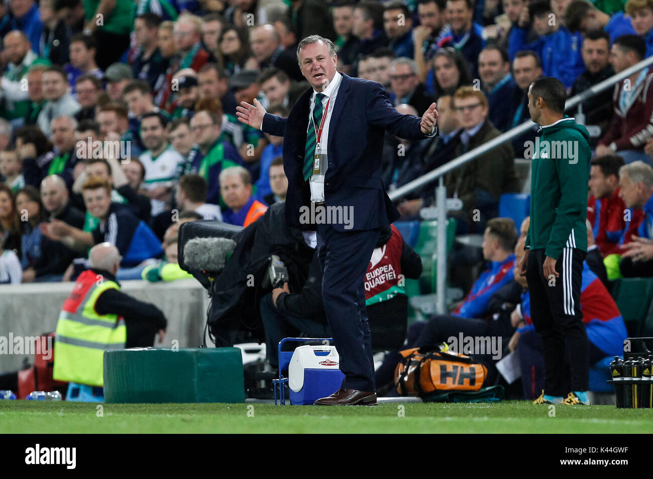 Nordirland Manager Michael O'Neill fordert die Zuschauer auf während der FIFA WM 2018 Qualifikation Gruppe C Match zwischen Nordirland und der Tschechischen Republik im Windsor Park am 4. September 2017 in Belfast, Nordirland. (Foto von Daniel Chesterton/phcimages.com) Stockfoto