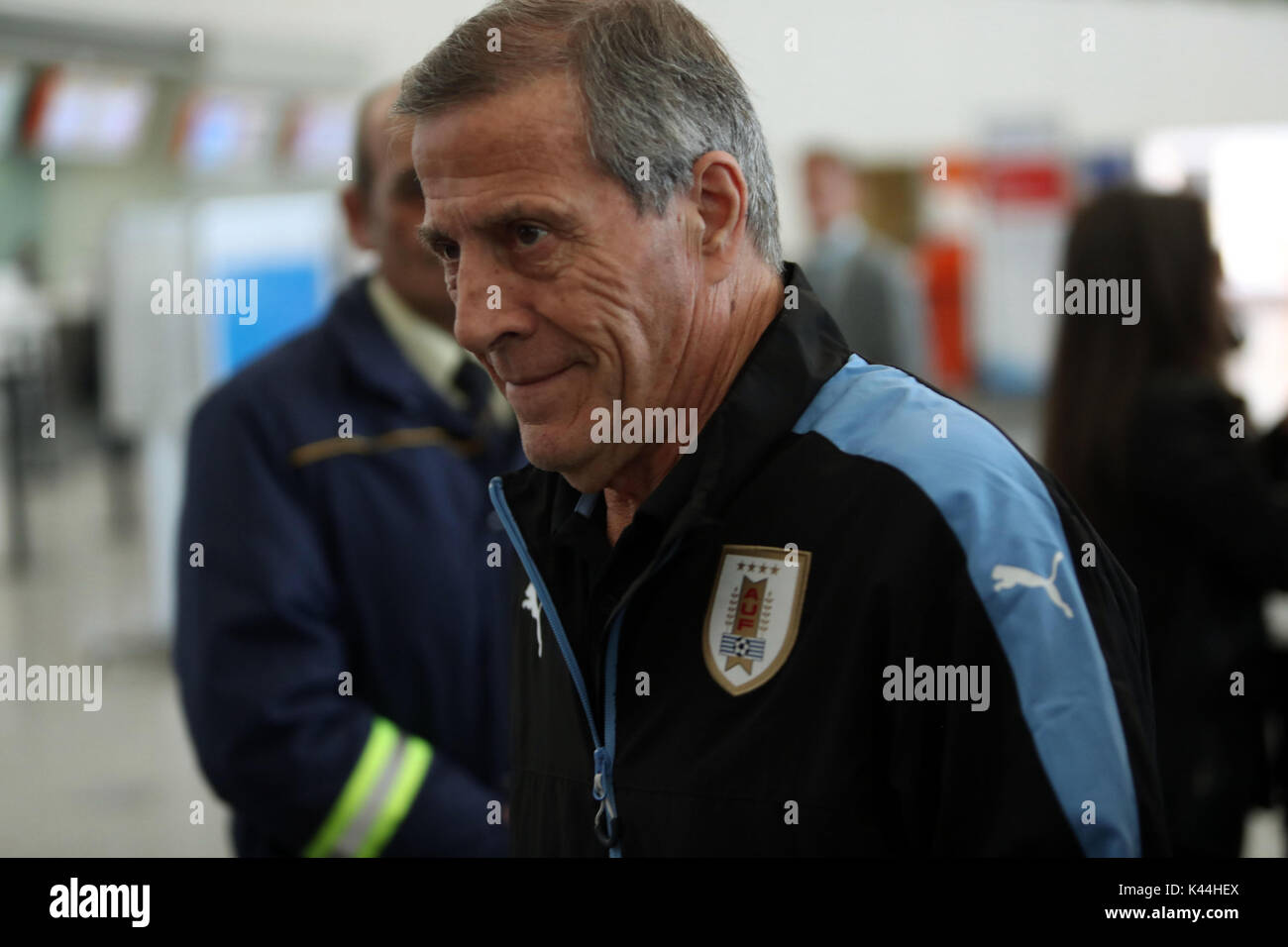 Uruguayan National Soccer Team Coach Stockfotos ...