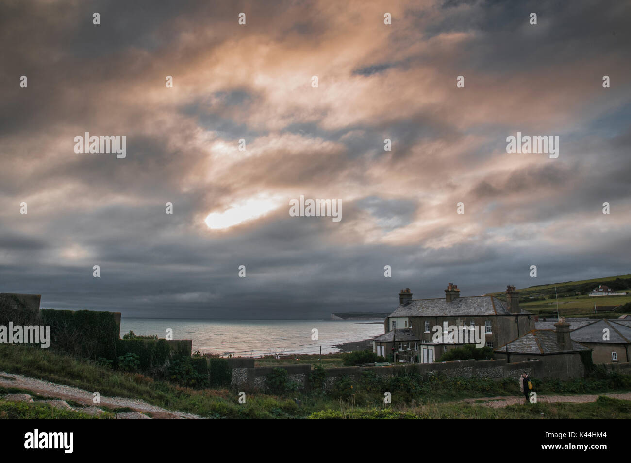 Birling Gap, Eastbourne, East Sussex, Großbritannien. Sept. 2017. Wolken bewegen sich in Richtung Sonnenuntergang, wenn der Wind zunimmt, aber er bleibt sehr warm. Stockfoto