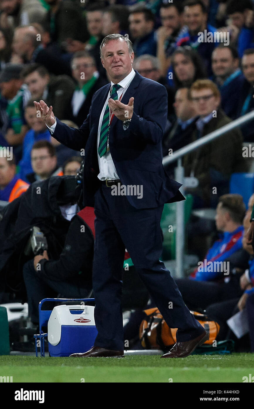 Nordirland Manager Michael O'Neill fordert die Zuschauer auf während der FIFA WM 2018 Qualifikation Gruppe C Match zwischen Nordirland und der Tschechischen Republik im Windsor Park am 4. September 2017 in Belfast, Nordirland. (Foto von Daniel Chesterton/phcimages.com) Stockfoto