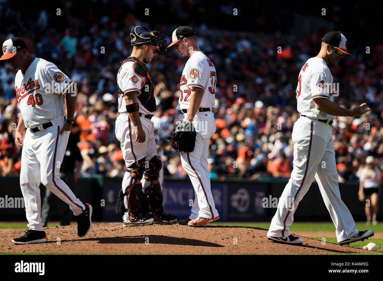 Baltimore, Maryland, USA. 04 Sep, 2017. Baltimore Orioles catcher Welington Castillo (29) besucht die Damm mit Krug Dylan Bundy zu sprechen (37) Während MLB Spiel zwischen den New York Yankees und Baltimore Orioles, Oriole Park in Camden Yards, Baltimore, Maryland. Scott Taetsch/CSM/Alamy leben Nachrichten Stockfoto