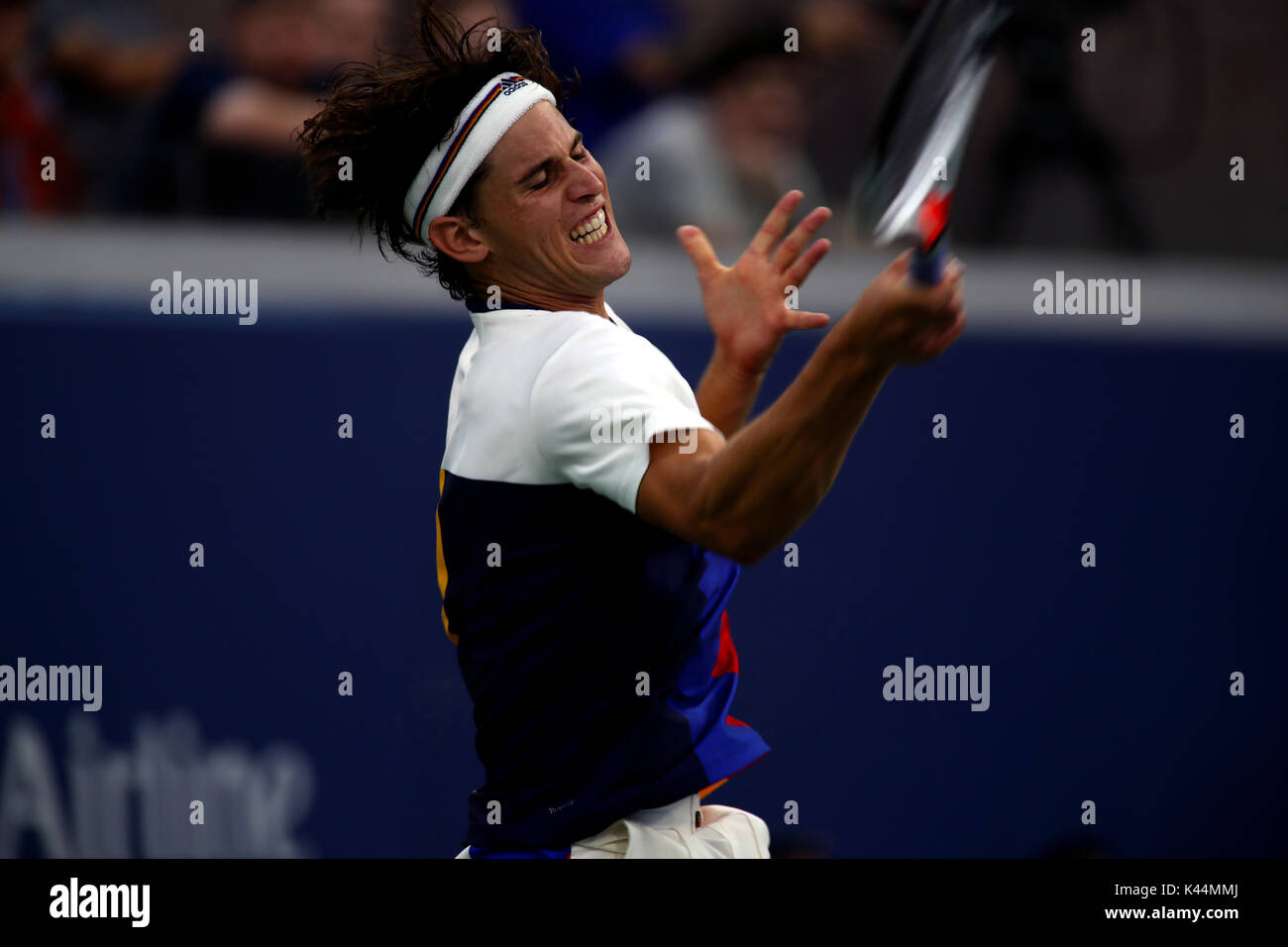 Flushing Meadows, New York, USA. 4. Sep 2017. US Open Tennis: Nr. 6 gesätes Dominic Thiem von Österreich schlägt eine Vorhand während seiner vierten Runde gegen Juan Martin Del Potro aus Argentinien bei den US Open in Flushing Meadows, New York. del Potro das Match in fünf Sätzen zu den Viertelfinalen vorzurücken gewonnen. Quelle: Adam Stoltman/Alamy leben Nachrichten Stockfoto