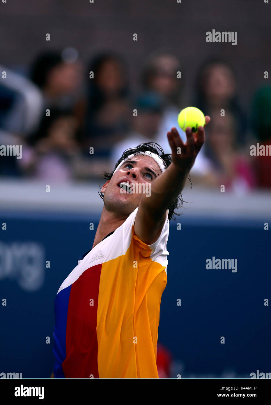 Flushing Meadows, New York, USA. 4. Sep 2017. US Open Tennis: Nr. 6 gesätes Dominic Thiem Österreichs dient während seiner vierten Runde gegen Juan Martin Del Potro aus Argentinien bei den US Open in Flushing Meadows, New York. del Potro das Match in fünf Sätzen zu den Viertelfinalen vorzurücken gewonnen. Quelle: Adam Stoltman/Alamy leben Nachrichten Stockfoto