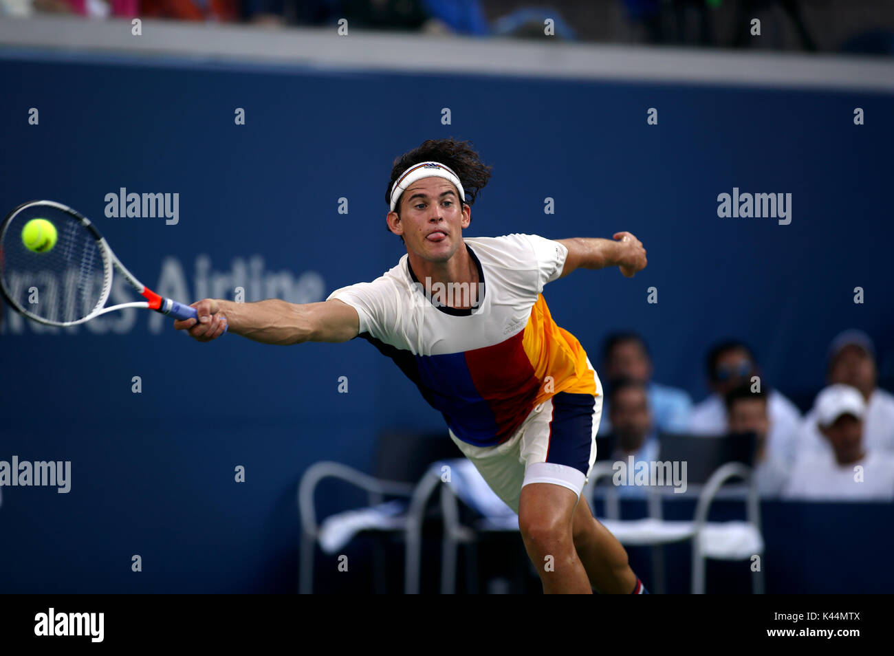 Flushing Meadows, New York, USA. 4. Sep 2017. US Open Tennis: Nr. 6 gesätes Dominic Thiem Österreichs erreicht für eine Vorhand während seiner vierten Runde gegen Juan Martin Del Potro aus Argentinien bei den US Open in Flushing Meadows, New York. del Potro gewann das Match in fünf Sätzen zu den Viertelfinalen vorzurücken. Quelle: Adam Stoltman/Alamy leben Nachrichten Stockfoto